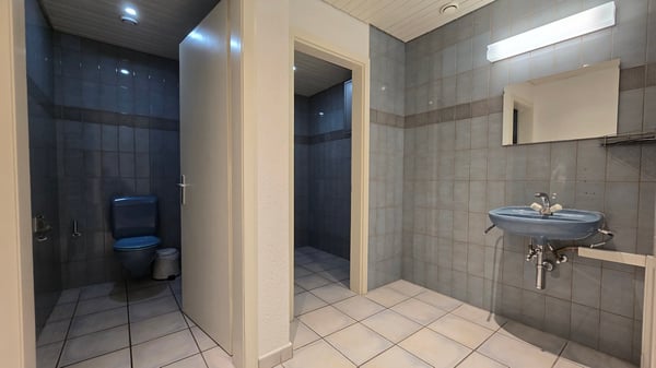 Attraktiver Standort vis-à-vis des Bahnhofs mit hellen, grossen Räumen 10