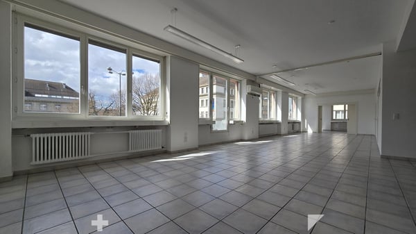Attraktiver Standort vis-à-vis des Bahnhofs mit hellen, grossen Räumen 2