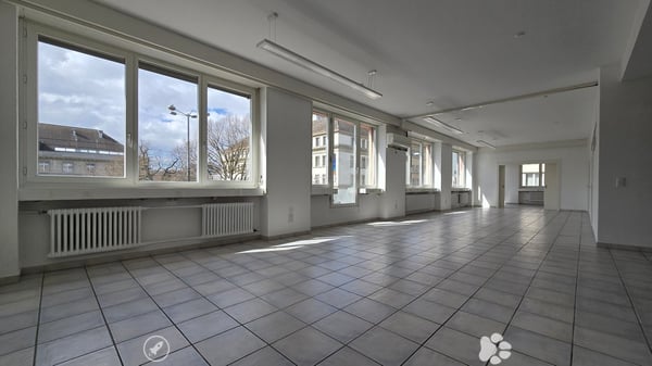 Attraktiver Standort vis-à-vis des Bahnhofs mit hellen, grossen Räumen 2