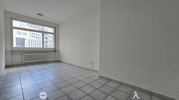 Attraktiver Standort vis-à-vis des Bahnhofs mit hellen, grossen Räumen 3