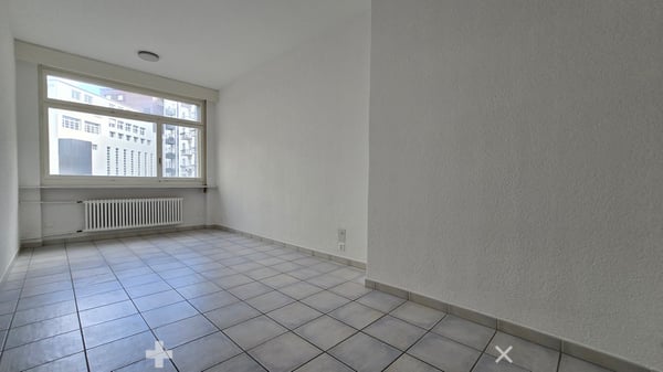 Attraktiver Standort vis-à-vis des Bahnhofs mit hellen, grossen Räumen 3