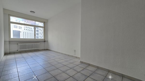 Attraktiver Standort vis-à-vis des Bahnhofs mit hellen, grossen Räumen 3