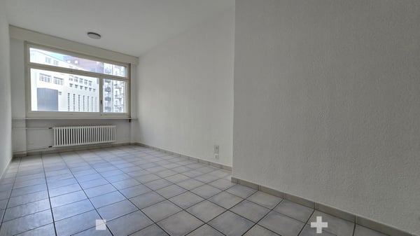 Attraktiver Standort vis-à-vis des Bahnhofs mit hellen, grossen Räumen 3