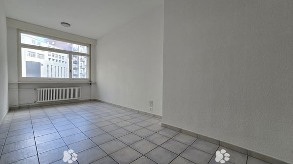 Attraktiver Standort vis-à-vis des Bahnhofs mit hellen, grossen Räumen 3