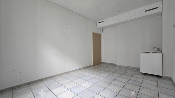 Beste Lage vis-à-vis vom Bahnhof 5