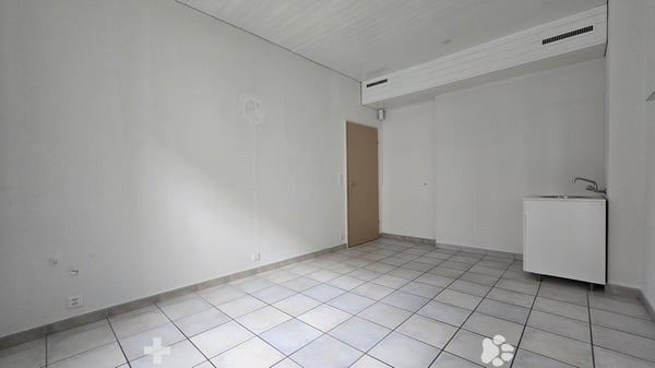 Beste Lage vis-à-vis vom Bahnhof 5