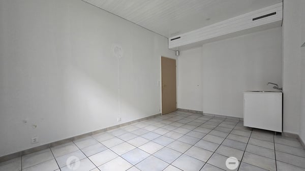 Beste Lage vis-à-vis vom Bahnhof 5