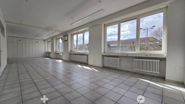 Attraktiver Standort vis-à-vis des Bahnhofs mit hellen, grossen Räumen 1