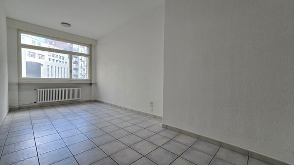 Attraktiver Standort vis-à-vis des Bahnhofs mit hellen, grossen Räumen 3