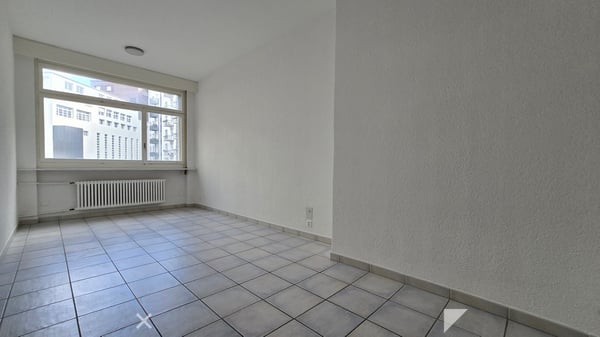 Attraktiver Standort vis-à-vis des Bahnhofs mit hellen, grossen Räumen 3