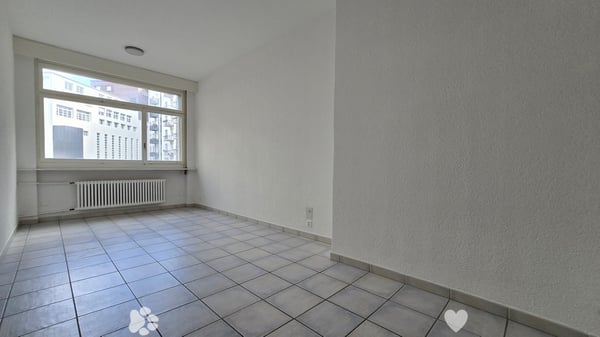 Attraktiver Standort vis-à-vis des Bahnhofs mit hellen, grossen Räumen 3