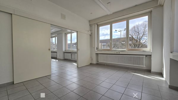 Attraktiver Standort vis-à-vis des Bahnhofs mit hellen, grossen Räumen 6