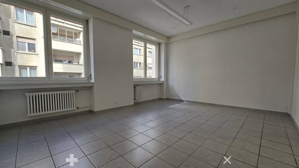 Attraktiver Standort vis-à-vis des Bahnhofs mit hellen, grossen Räumen 7