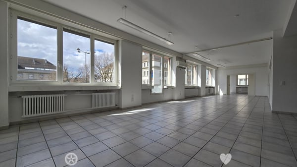 Attraktiver Standort vis-à-vis des Bahnhofs mit hellen, grossen Räumen 2