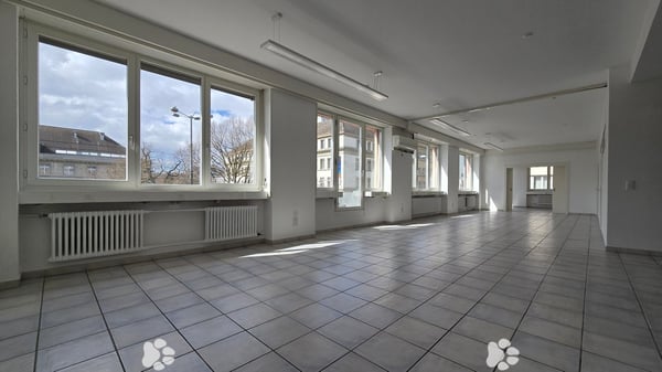 Attraktiver Standort vis-à-vis des Bahnhofs mit hellen, grossen Räumen 2