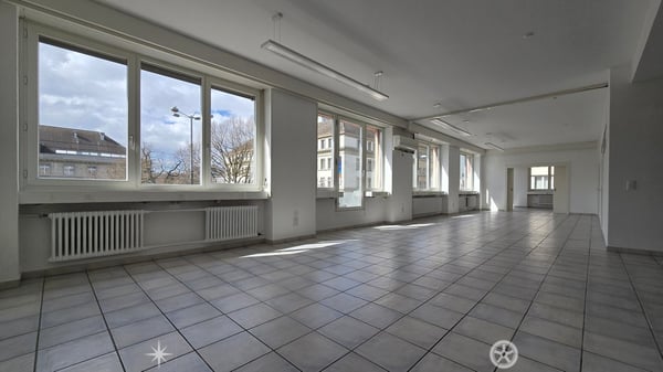Attraktiver Standort vis-à-vis des Bahnhofs mit hellen, grossen Räumen 2