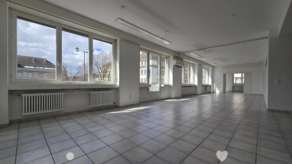 Attraktiver Standort vis-à-vis des Bahnhofs mit hellen, grossen Räumen 2