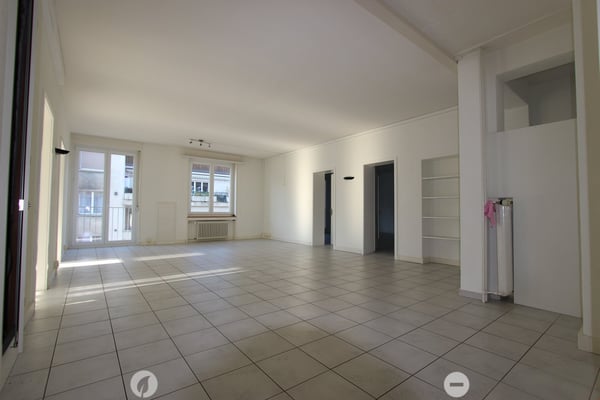 Top Lage vis-à-vis vom Bahnhof - grosse und helle Räume 4