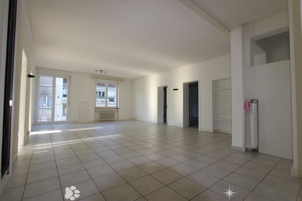 Top Lage vis-à-vis vom Bahnhof - grosse und helle Räume 4