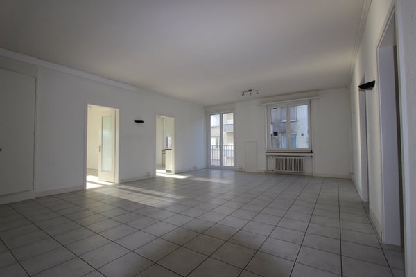 Top Lage vis-à-vis vom Bahnhof - grosse und helle Räume 5