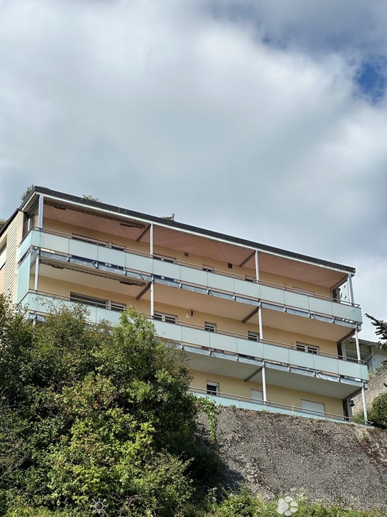 Charmante 2.5-Zimmer-Wohnung mit grossem Balkon und schöner Aussicht in Biel 2