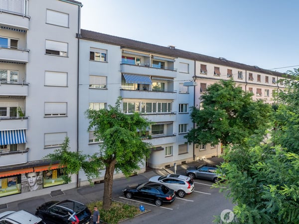 Sonniger Balkon und nahe vom Bahnhof 1