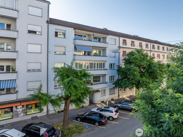 Sonniger Balkon und nahe vom Bahnhof 1
