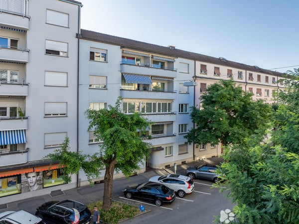 Sonniger Balkon und nahe vom Bahnhof 1