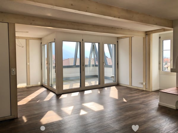 Grosszügige 3.5-Zimmer-Dachwohnung mit Terrasse und Bergsicht