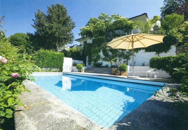 Grosszügige 7-Zimmer-Wohnung mit Pool und Panoramablick in Muri b. Bern