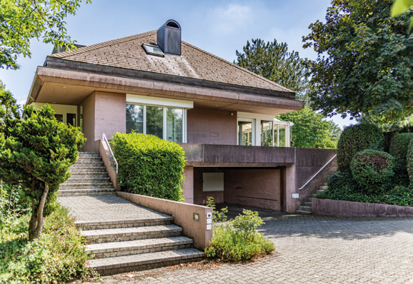 Repräsentative Villa mit Pool und separater 2½-Zimmer-Einliegerwohnung in Muri 9