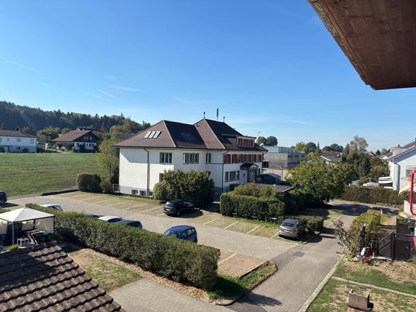 Appartement de 2.5 pièces entièrement rénové à Büetigen 9
