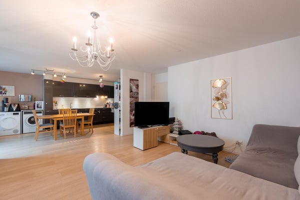 Spacieux 2.5 pièces rénové avec balcon au centre-ville 1