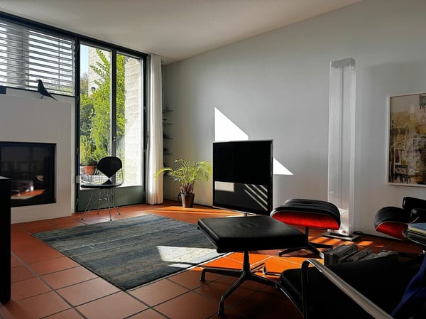 Zeitlose Architektur trifft auf überraschende Wohnqualität 1