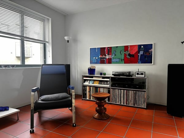 Zeitlose Architektur trifft auf überraschende Wohnqualität 14