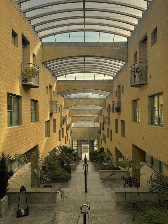 Zeitlose Architektur trifft auf überraschende Wohnqualität 8