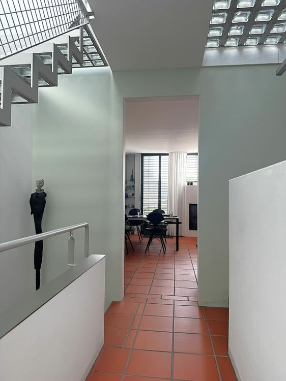 Zeitlose Architektur trifft auf überraschende Wohnqualität 17