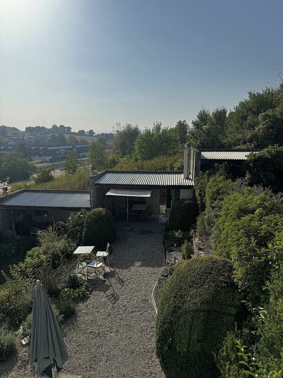 Zeitlose Architektur trifft auf überraschende Wohnqualität 16