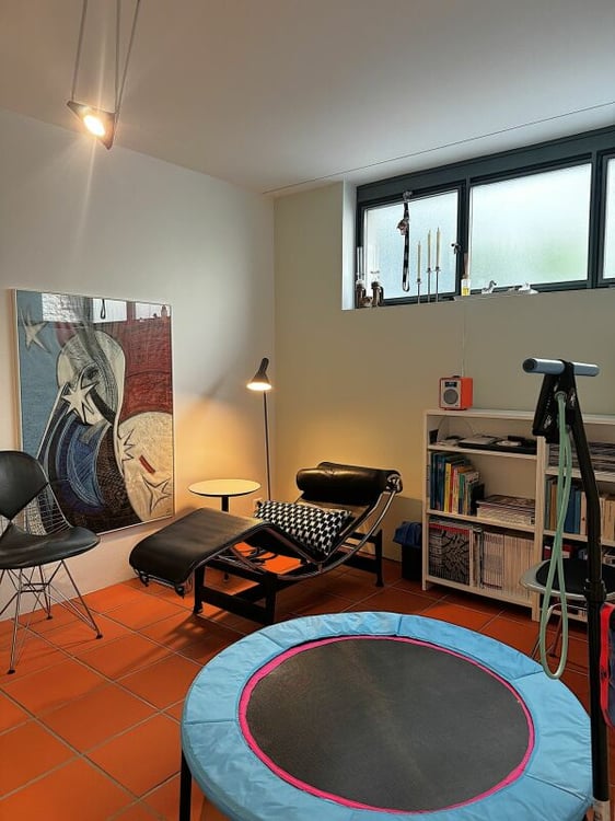 Zeitlose Architektur trifft auf überraschende Wohnqualität 24