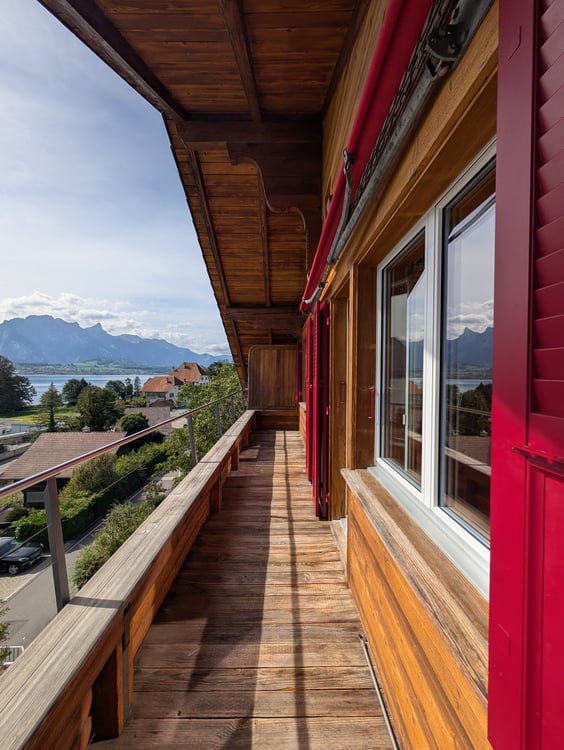 Charmante 2.5-Zimmer-Dachwohnung mit traumhaftem See- und Bergblick 3