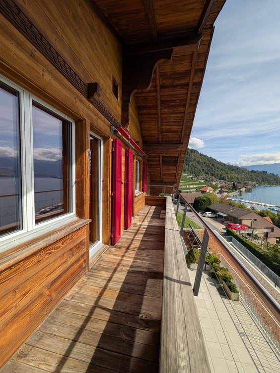 Charmante 2.5-Zimmer-Dachwohnung mit traumhaftem See- und Bergblick 2