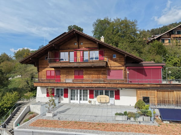 Charmante 2.5-Zimmer-Dachwohnung mit traumhaftem See- und Bergblick