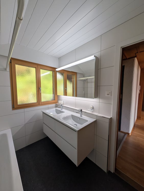 Charmante 2.5-Zimmer-Dachwohnung mit traumhaftem See- und Bergblick 9