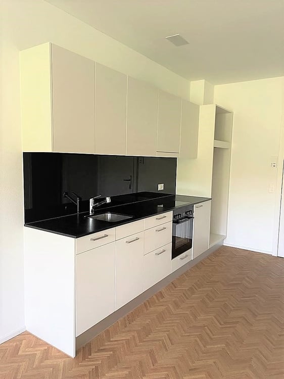Modernes Studio mit Balkon und Blick ins Grüne 5
