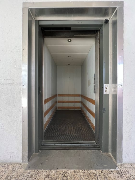 Gewerbeliegenschaft auf drei Etagen in Grenchen 13