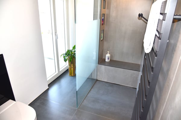 exklusive + total renovierte 1.5 Zimmer EFH-Villa mit Gartenhaus an top Zentrum-Lage 17