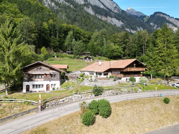 Charmantes Chalet-Haus mit vielen Nebengebäude in idyllischer Berglage in Gündlischwand 1
