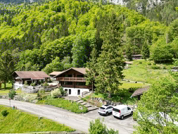 Charmantes Chalet-Haus mit vielen Nebengebäude in idyllischer Berglage in Gündlischwand 2