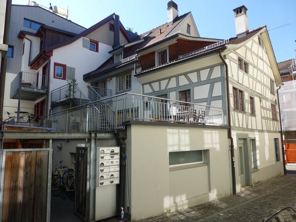 Charmante 1-Zimmer-Altbauwohnung mit Terasse in der Altstadt von St. Gallen 1