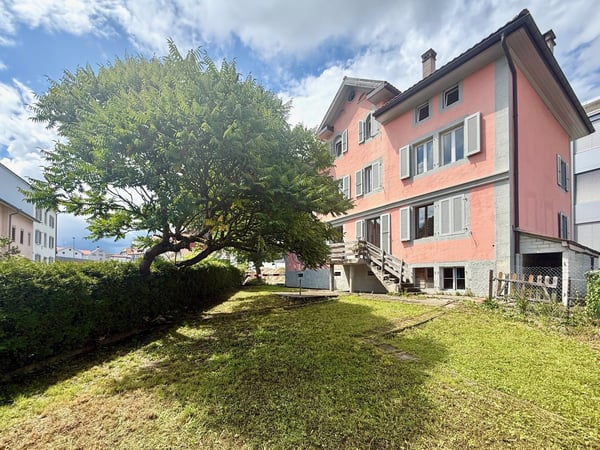 Immeuble d'habitation avec 5 appartements 1